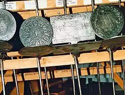 Železná forma (kleště) na pečení oplatek (německy Oblaten-Eisen, česky oplatnice), zleva: severní Německo 1781, Korsika kolem r. 1400, Alsasko 1641, Hannover 1810