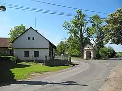 Hatě, v pozadí kaplička svatého Václava