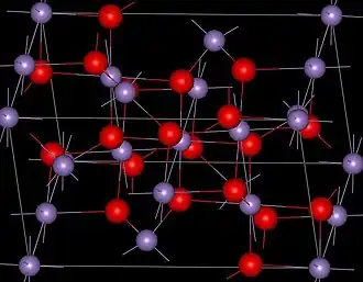 Krystalická struktura minerálu hausmannit (Mn3O4). Červené atomy v krystalické mřížce jsou atomy kyslíku