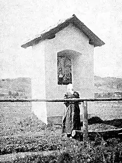 Historický snímek kapličky na rozcestí u silnice, vedoucí z Havlova do Hněvanova