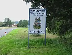 Tabule upozorňující na vítězství v anketě Vesnice roku
