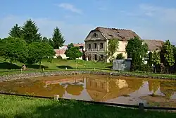 vodní nádrž v dolní části návsi