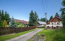 Domy v jižní části vsi