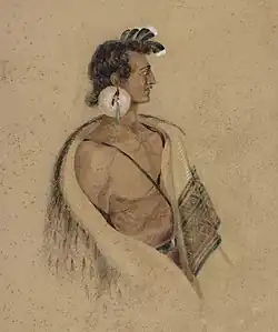 Lehce kolorovaná kresba muže z profilu, který má přes rameno deku a v uchu výrazný, velký ornament