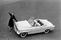 Charlotte Sheffield, Miss USA 1957 na reklamní fotografii Motokovu s vozem Škoda 450, 1957