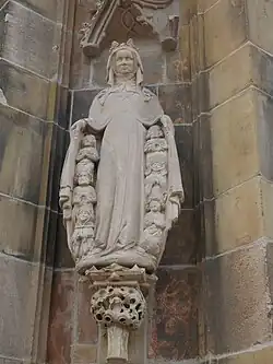 Madona Ochranitelka, portál kostela sv. Kříže, Gmünd