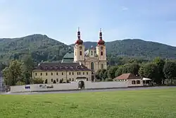 Cyklotrasa je vedena Hejnicemi, v nichž se nachází kostel Navštívení Panny Marie