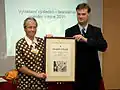Druhá laureátka Helena Illnerová přebírá uznání z rukou tehdejšího předsedy Mensy ČR Ing. Tomáše Blumensteina