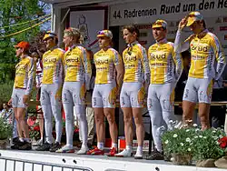 Lubor Tesař se svým tehdejším týmem (2005)