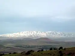 Pohled na Hermon z hory Bental na Golanských výšinách