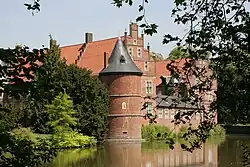 Vodní zámek z červených cihel