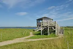 Ptačí pozorovatelna v dánské přírodní rezervaci Skjern Enge