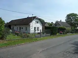 Chalupy na jižním okraji obce