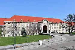 3. národní památník Engelberta Dollfusse - rozestavěnou vůdcovskou školu (Dollfuss-Führerschule) v bažantnici Schönbrunnu přebudovaly po anšlusu Waffen SS ve stylu národního socialismu na kasárna, nyní Maria-Theresien-Kaserne