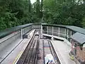 Rampa na konci nástupiště (a trati) vedoucí na druhé nástupiště