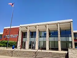 Highland Park, pohled na průčelí střední školy