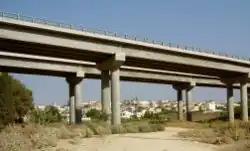 Dálniční most přes Nachal Narbeta, v pozadí vesnice Mejsir