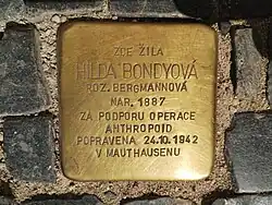 Kamen zmizelých věnovaný Hildě Bondyové, tchyni Lydie Bondyové, v Široké ulici v Praze 1