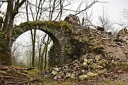 Druhá brána s destrukcí zdiva obytné věže