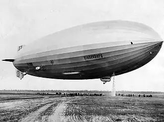 Vzducholoď Hindenburg 9. května 1936 přistává v americkém Lakehurstu