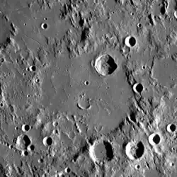 Kráter Hipparchus (uprostřed)