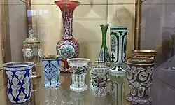 Historické sklo v muzeu v Sušici.