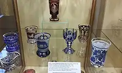 Vrstvené modré kobaltové a rubínové sklo