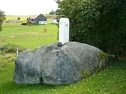 starý hraniční kámen mezi Českými Novými Domky a Neudorfem (v pozadí)