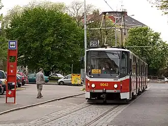 Vůz Tatra KT8D5 vypravený na výlukové pořadí linky 25 manipuluje v zastávce Hládkov