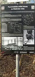 Informační tabule u pozorovatelny civilní obrany