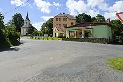 Náves se školou, kostelem, kaplí a prodejnou