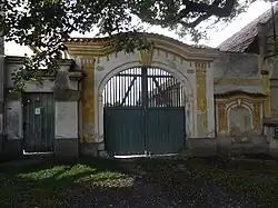 Hlavenec - brána usedlosti čp. 13 (1).jpg