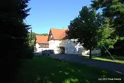 Fotografie hlavní budovy zámečku ze strany od Krušných hor