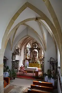 Hlavní loď kostela v Loučimi