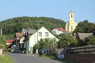 Kostel ve Všeni z hlavní ulice