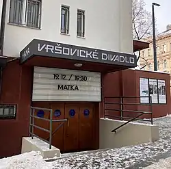 Hlavní vstup do divadla po rekonstrukci v roce 2022