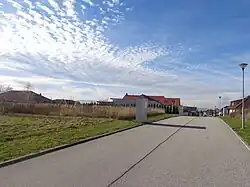 vrcholové partie Hlincové hory (571 m) - ulice Na Kopečku na Kodetce, v pozadí Kleť a Boubín