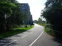 Cyklostezka, která vede rezidenční čtvrtí