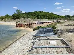 Oprava pobřeží jezera, v pozadí Vinná hora