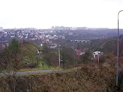 Pohled na Hlubočepský viadukt z lávky nad železniční tratí na Žvahově