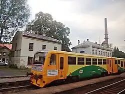 Motorová jednotka 814 stojí ve stanici