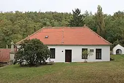 Hluboké Mašůvky, bývalá škola (2016-09-28; 01).jpg