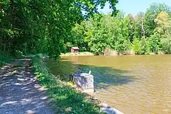 Okruh Hluboký procházející po hrázi stejnojmenného rybníka