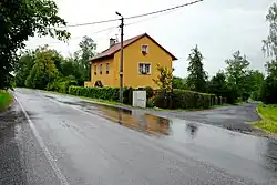 Budova a hlavní silnice v Hněvíně