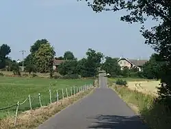 Pohled na Hněvětice na příjezdu od Perálce