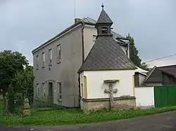 Hněvkovice, kaplička.jpg