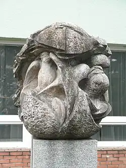 Socha Hnízdo v ulici Dlouhá v Olomouci. Sochu vytvořil z jugoslávského travertinu Rudolf Chorý v roce 1985.