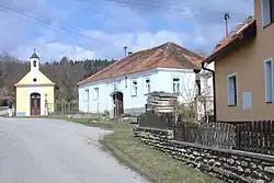 Náves v Hoříkovicích s kaplí