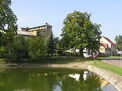 Rybník, lípa a sušárna chmele