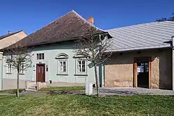 Budova ZUŠ, vpravo Infocentrum